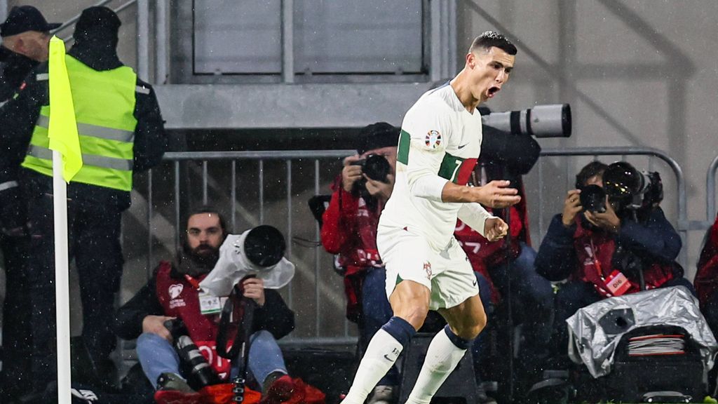 A Cristiano se le caen los goles: otro doblete con Portugal y nivel para estar jugando en Europa