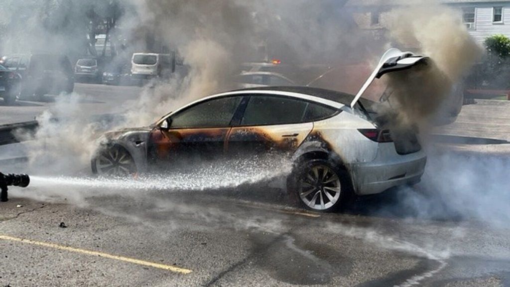 coche eléctrico en llamas