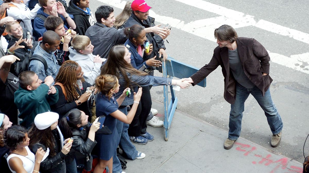 El actor Keanu Reeves saluda a un grupo de seguidores en Nueva York