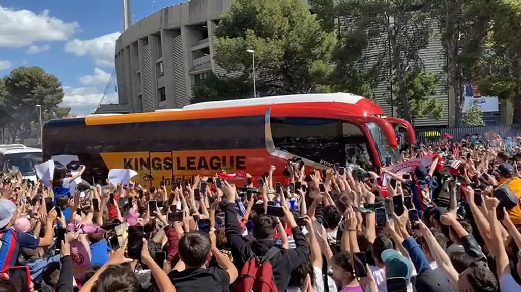 El recibimiento del autobús de la Kings League en el Camp Nou