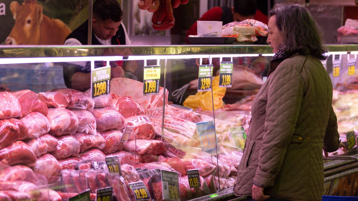 EuropaPress 5056115 piezas ternera expuestas carniceria mercado 15 marzo 2023 madrid espana
