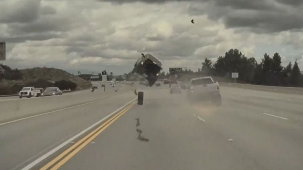 Impactante accidente en Los Ángeles: un coche pierde una rueda y hace saltar a otro por los aires