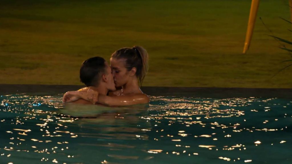 Saúl y Laura siguen con los besos en la piscina