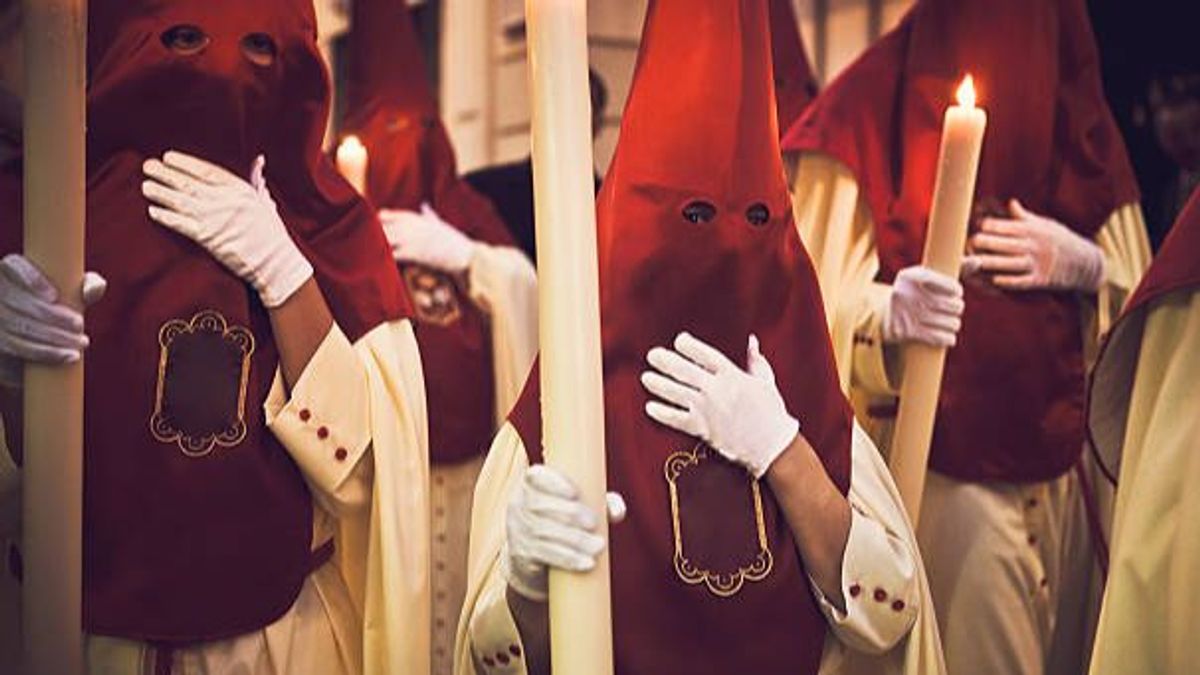 Un grupo de nazarenos de una cofradía Un grupo de nazarenos de una cofradía
