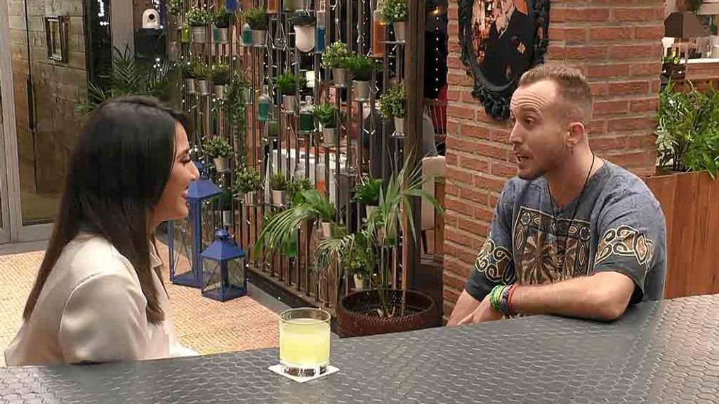 Carlos y Nadia durante su cita en 'First Dates'