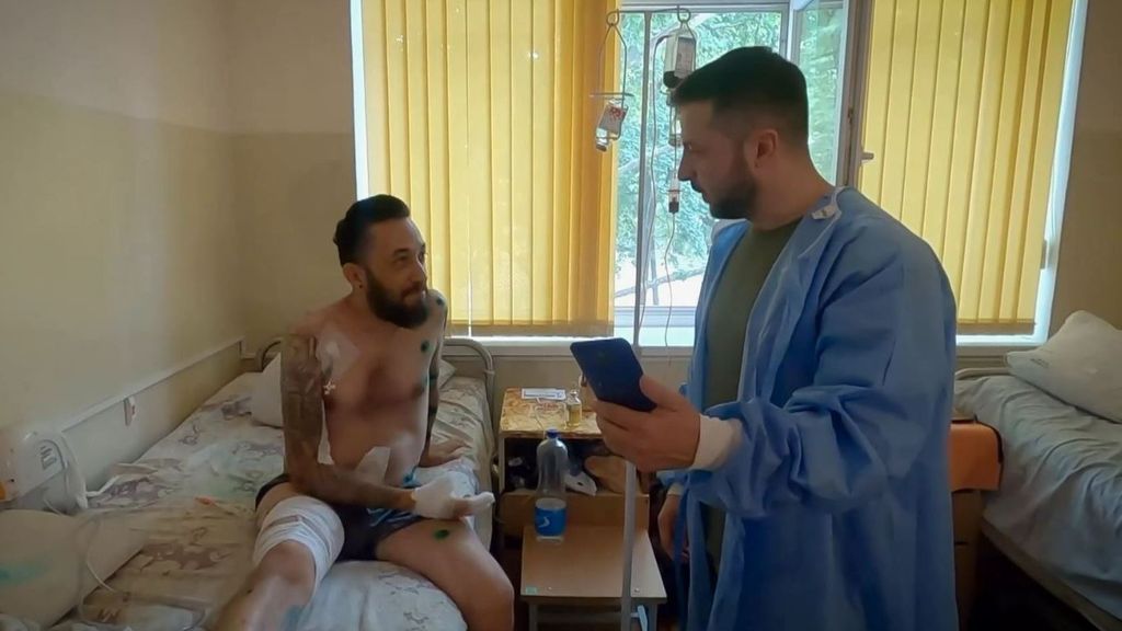 Juan, combatiente en Ucrania cuenta la anécdota que tuvo con Zelenski en su encuentro en el hospital