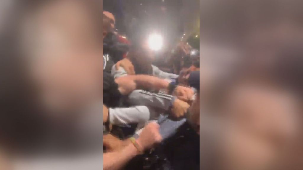 Jugadores de la selección de fútbol de Perú se enfrentan a la Policía en Madrid entre empujones y manotazos