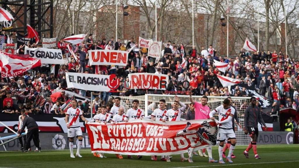 La Comisión Antiracismo multa al Rayo Vallecano por introducir 'cuatro pancartas' contra el racismo: