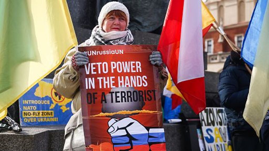 Manifestación diaria de solidaridad con Ucrania en la plaza principal un día antes del primer aniversario de la invasión rusa a Ucrania, Cracovia, Polonia
