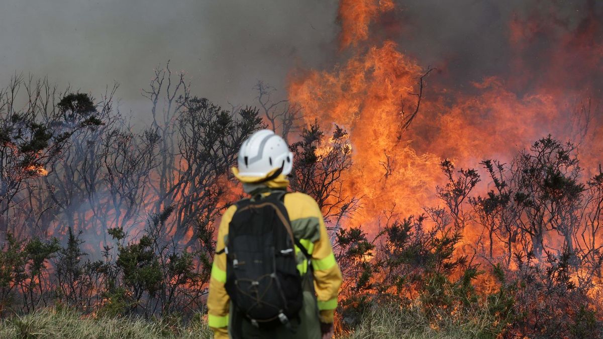 El fuego del incendio de Baleira (Lugo) se ha acercado a viviendas en el núcleo de Fórneas El fuego del incendio de Baleira (Lugo) se ha acercado a viviendas en el núcleo de Fórneas