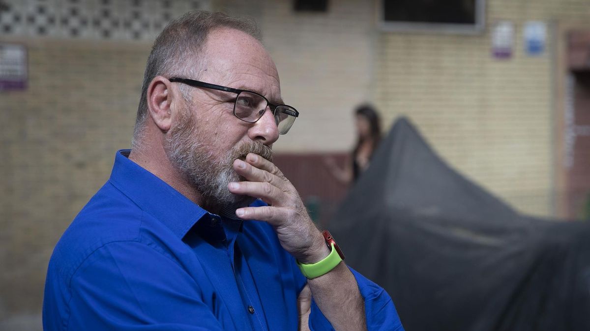 El padre de Marta, Antonio del Castillo ante la puerta de su domicilio