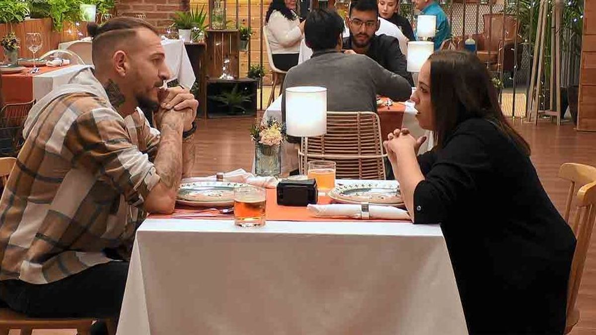 El peligro de una soltera de ‘First Dates’ con una máquina de tatuar: “Empecé con tres puntos y terminé…”