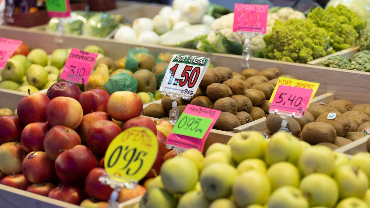 Manzanas y otras frutas en una frutería en un puesto de un mercado, a 15 de marzo de 2023, en Madrid (España)