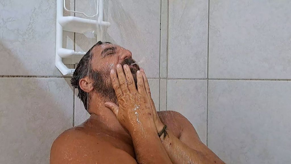 Sergio Garrido se da su primera ducha en la civilización