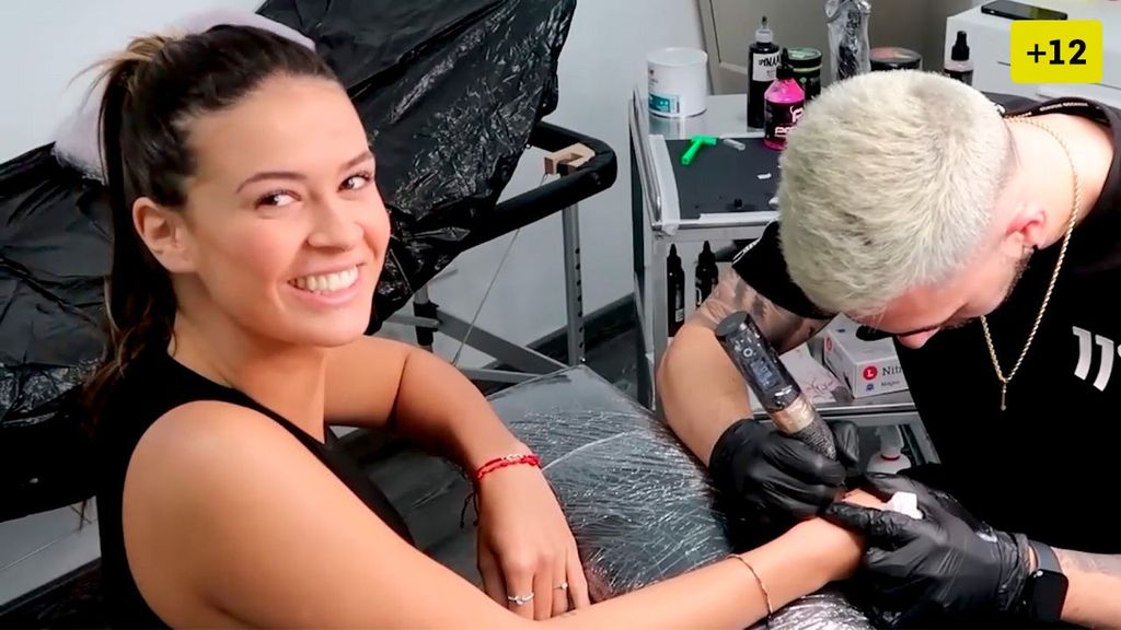 Tania Déniz se tatúa a Albert Barranco y anuncia una importante decisión