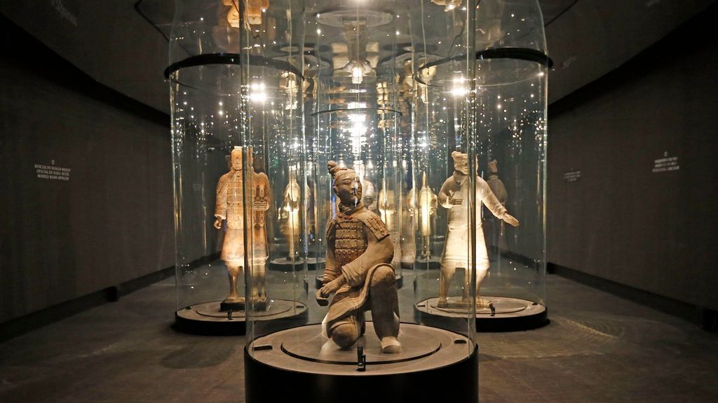 Un millar de personas visitan la muestra de los guerreros de Xi'an en su primer día en Alicante