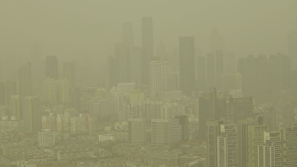 Una tormenta de polvo ahoga a China y pone en riesgo a millones de personas