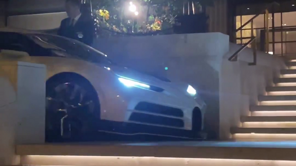 El escolta de Cristiano roza su Bugatti de 10 millones contra el suelo: salía de un restaurante en Madrid