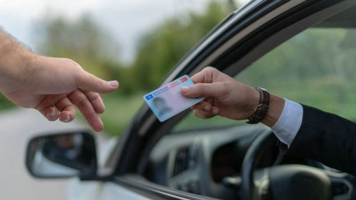 Agente de tráfico pide a un conductor el carnet de conducir. Agente de tráfico pide a un conductor el carnet de conducir.