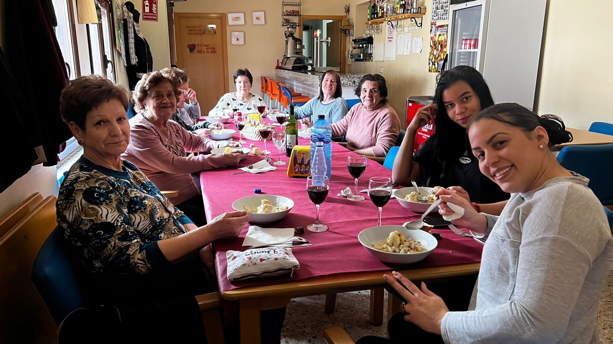 Comida en el bar de Bueña por el 8M