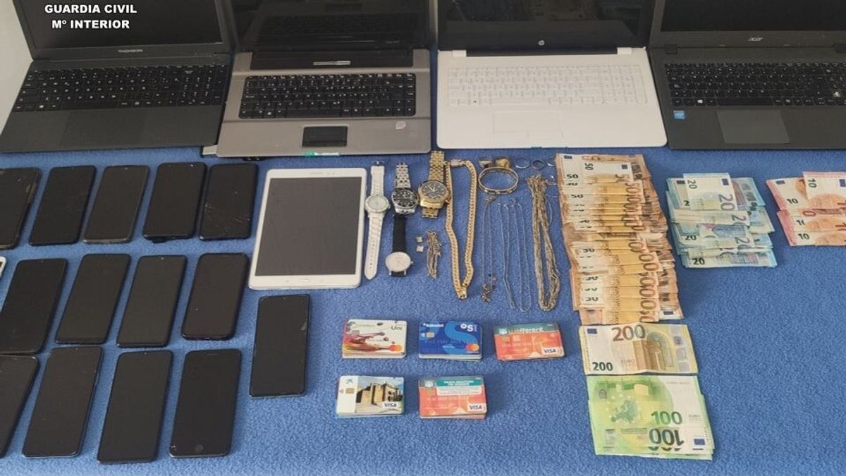 Dinero, dispositivos y joyas incautadas Dinero, dispositivos y joyas incautadas