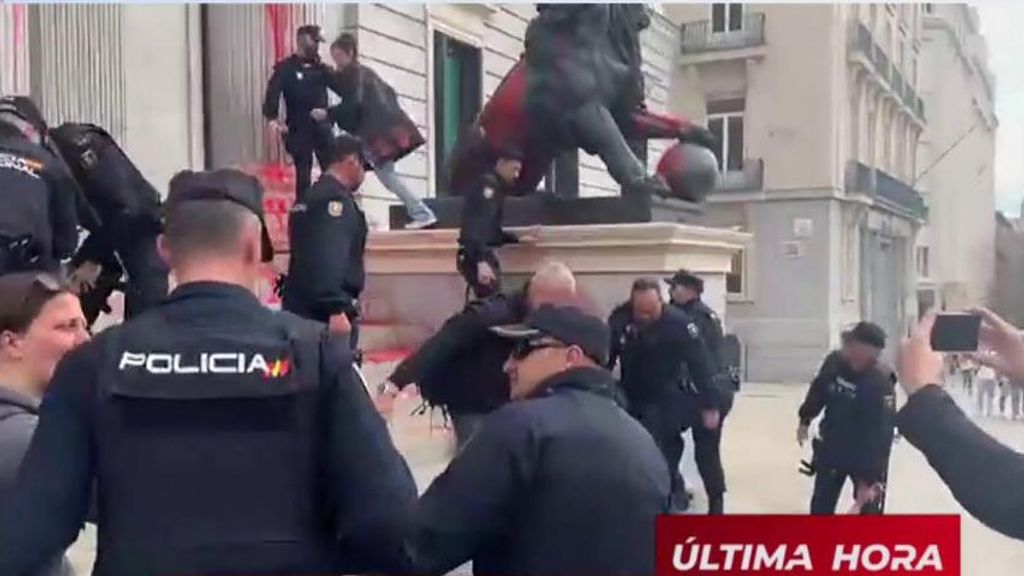 Activistas tiran pintura roja a los leones del Congreso