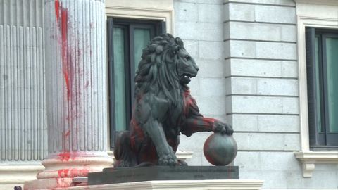 Activistas contra el Clima vuelven a arrojar líquido rojo en la puerta  principal del Congreso en protesta por la inacción política