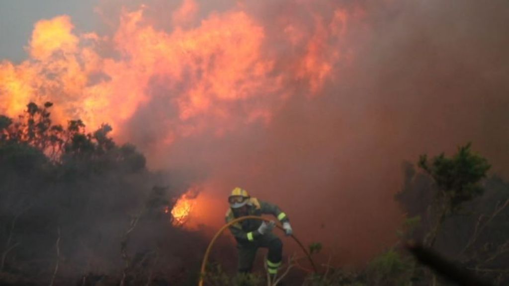 La imagen de la peligrosidad del fuego en Baleira, Lugo: tres bomberos luchan por no ser engullidos por las llamas