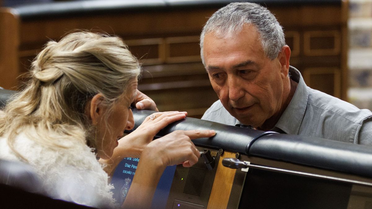 La vicepresidenta Yolanda Díaz conversa con Joan Baldoví, diputado de Compromís, durante el pleno de las pensiones este jueves