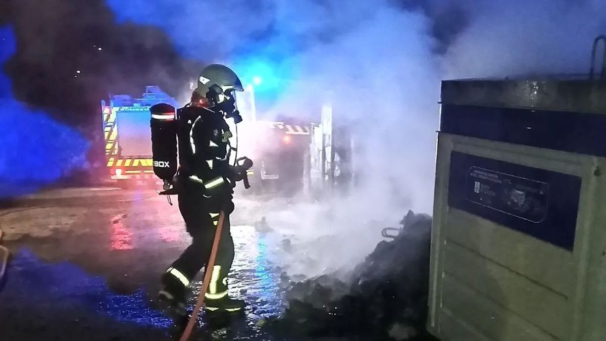 Momento en el que apagaban uno de los colectores que ardían en Padrón. Momento en el que apagaban uno de los colectores que ardían en Padrón.
