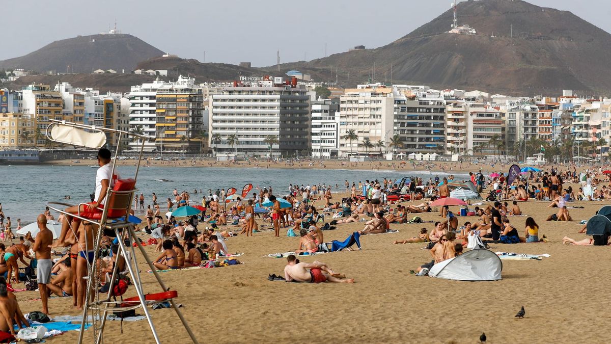 Playa de Las Canteras, en Las Palmas de Gran Canaria, este jueves 30 de marzo