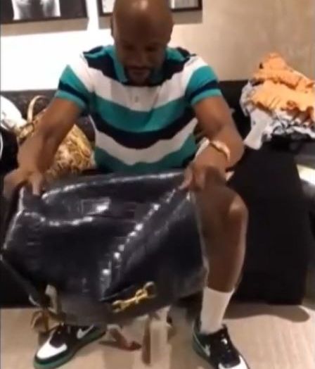 'The Money' Mayweather, con una bolsa con billetes