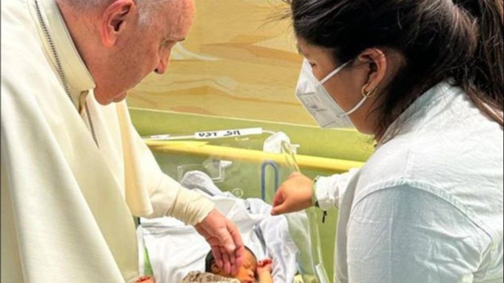 El Papa bautiza a un niño en el hospital de Roma