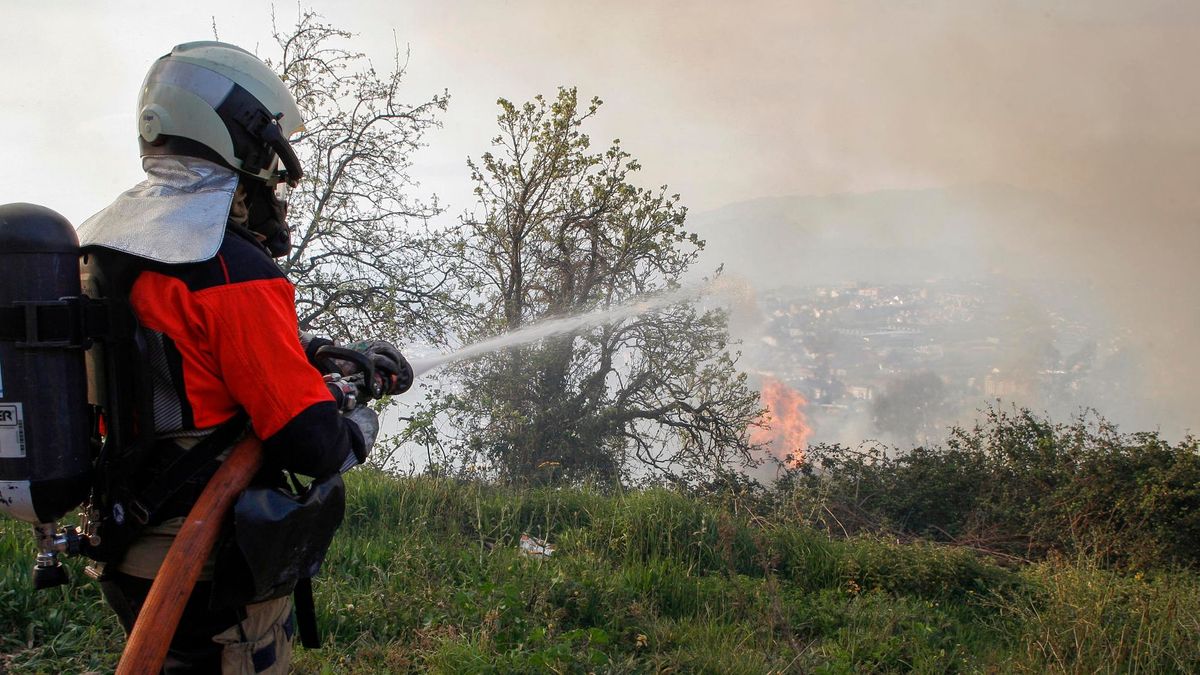 La UME se suma a las labores del extinción del incendio del Monte Naranco