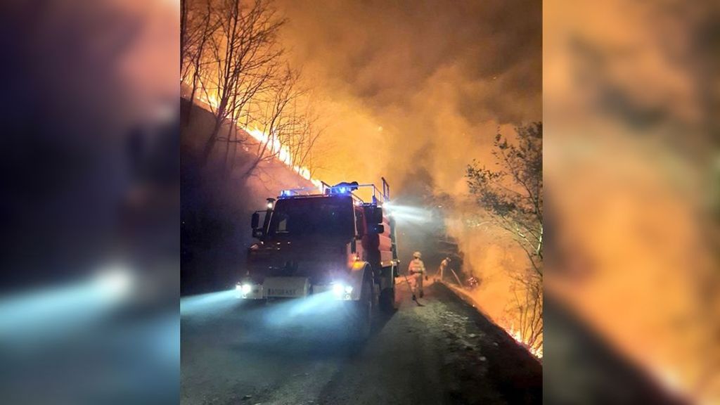 Los bomberos de Cantabria trabajan para extinguir uno de los 38 incendios activos este viernes