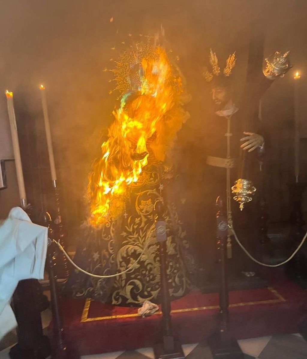 Manto de la Virgen en llamas
