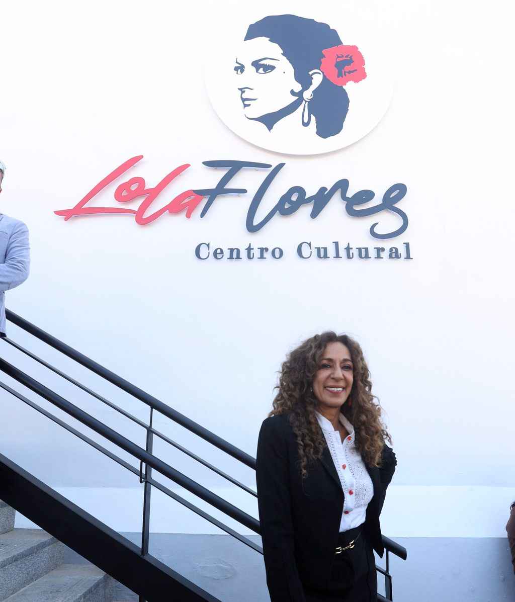Rosario Flores, frente al Centro de Interpretación Lola Flores, en Jerez