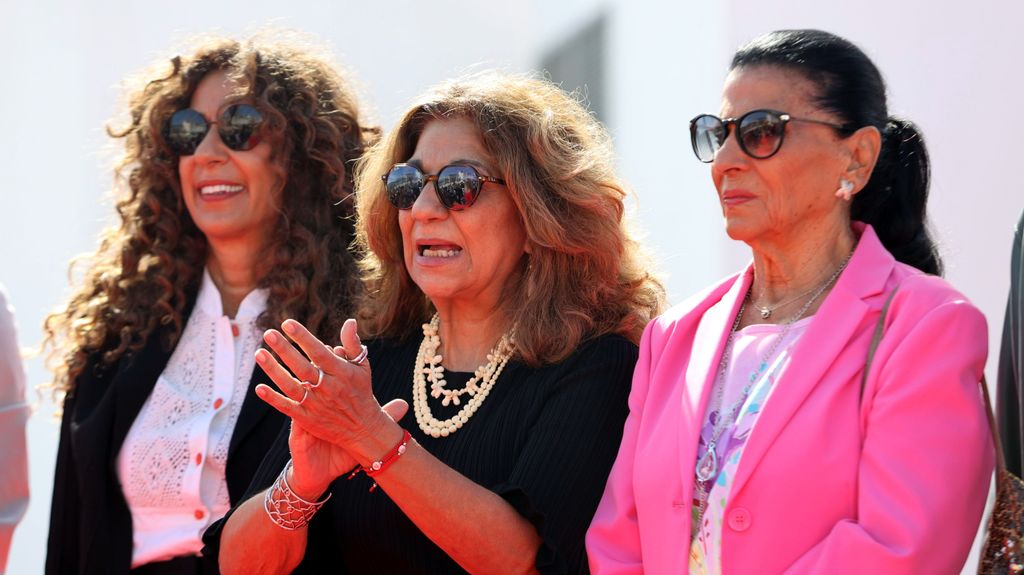 Rosario, Lolita y Carmen Flores, hermana de Lola, durante la inauguración del museo de la artista