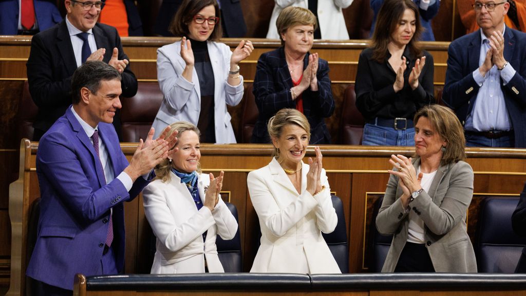 Sánchez aplaude a Díaz tras intervenir en la moción de censura