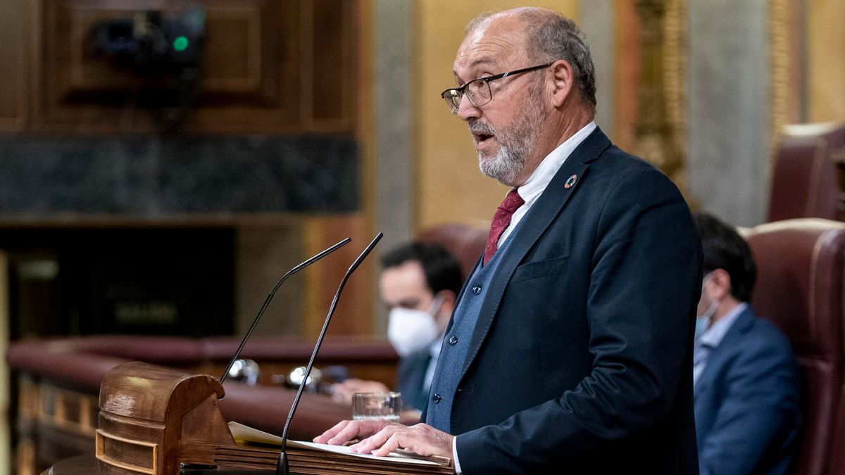 Archivo - El diputado del PSOE, Juan Bernardo Fuentes, interviene en una sesión plenaria extraordinaria