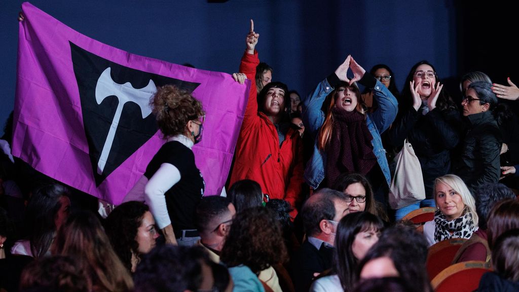 Varias jóvenes feministas se enfrentan a Irene Montero en el acto de Igualdad