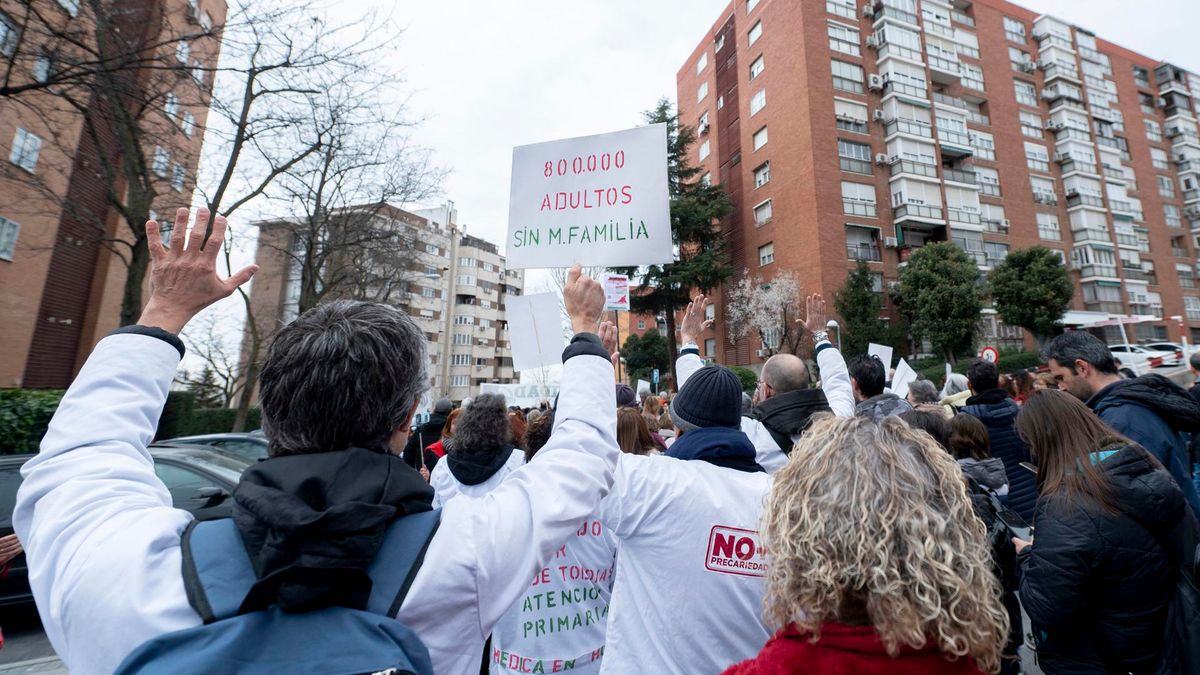 Varias personas marchan en una manifestación por la sanidad pública en Villa de Vallecas desde el centro de salud Cerro Almodovar, a 5 de marzo de 2023, en Madrid (España).