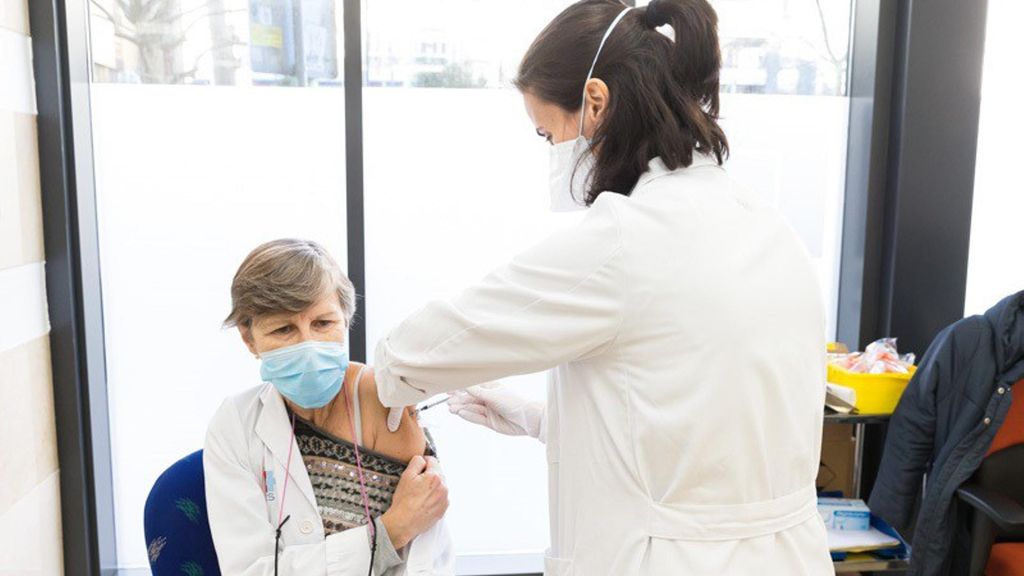 Descubren por casualidad que la vacuna del herpes zóster protege de sufrir demencia