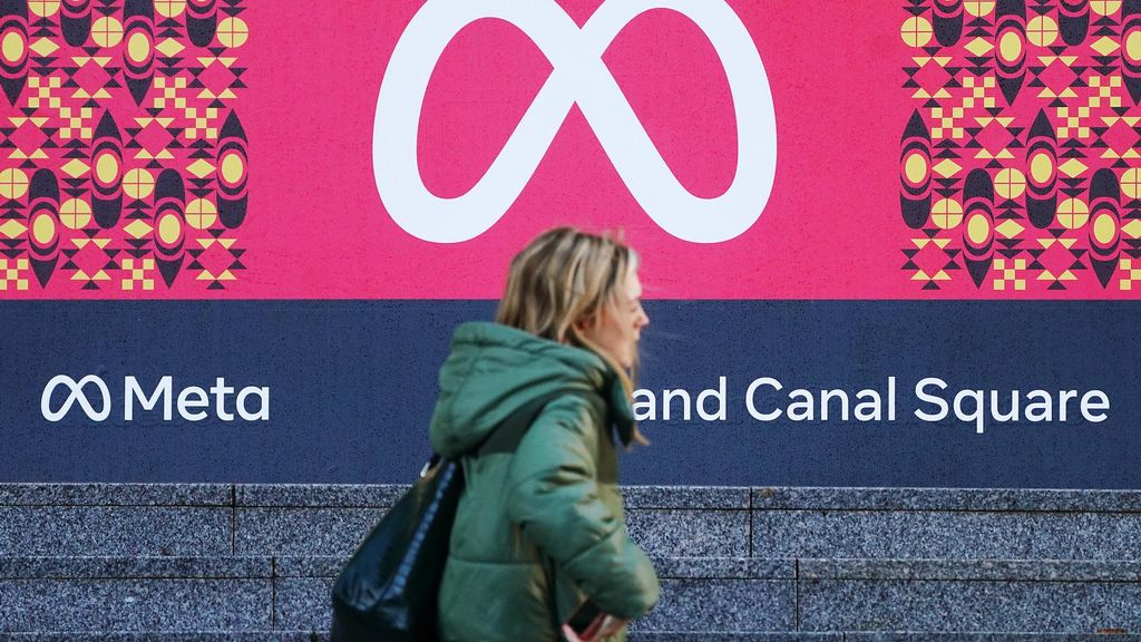 Archivo - FILED - 04 January 2023, Ireland, Dublin: A woman walks past the headquarters of Facebook parent company Meta in Dublin. Facebook's parent company Meta has been fined ·390 million ($414 million) in Ireland for data protection violations. Photo: