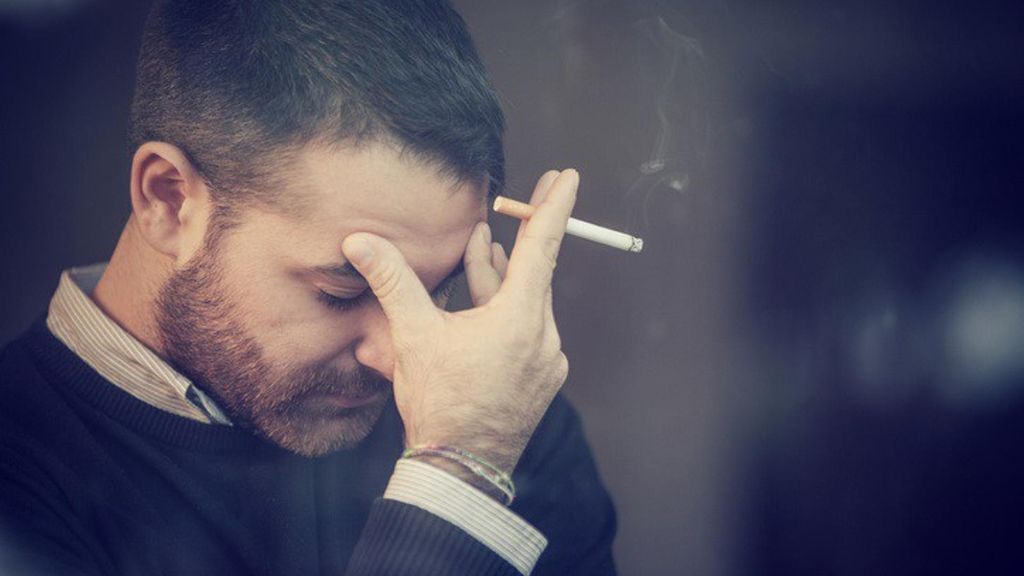 Archivo - Hombre fumando. Fumador. Pensativo, triste, deprimido.