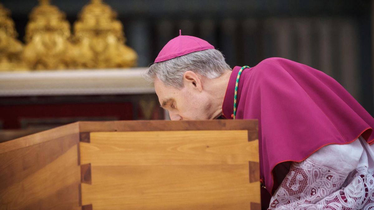 Archivo - El secretario personal de Benedicto XVI, Georg Gaenswein, besa el ataud del papa emérito durante su funeral Archivo - El secretario personal de Benedicto XVI, Georg Gaenswein, besa el ataud del papa emérito durante su funeral