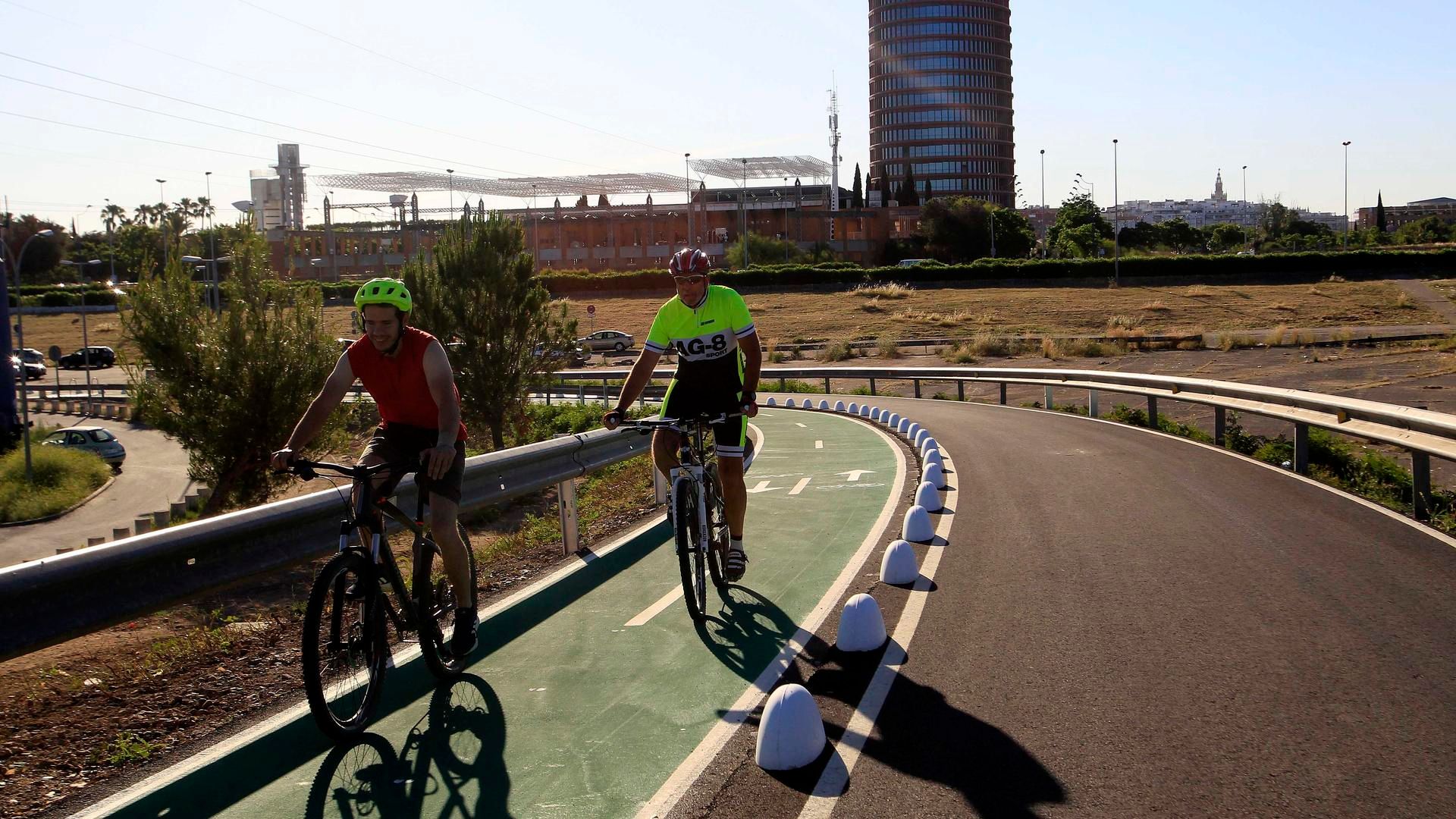 Archivo - Carril bus-VAO en el puente de la Señorita en Sevilla.