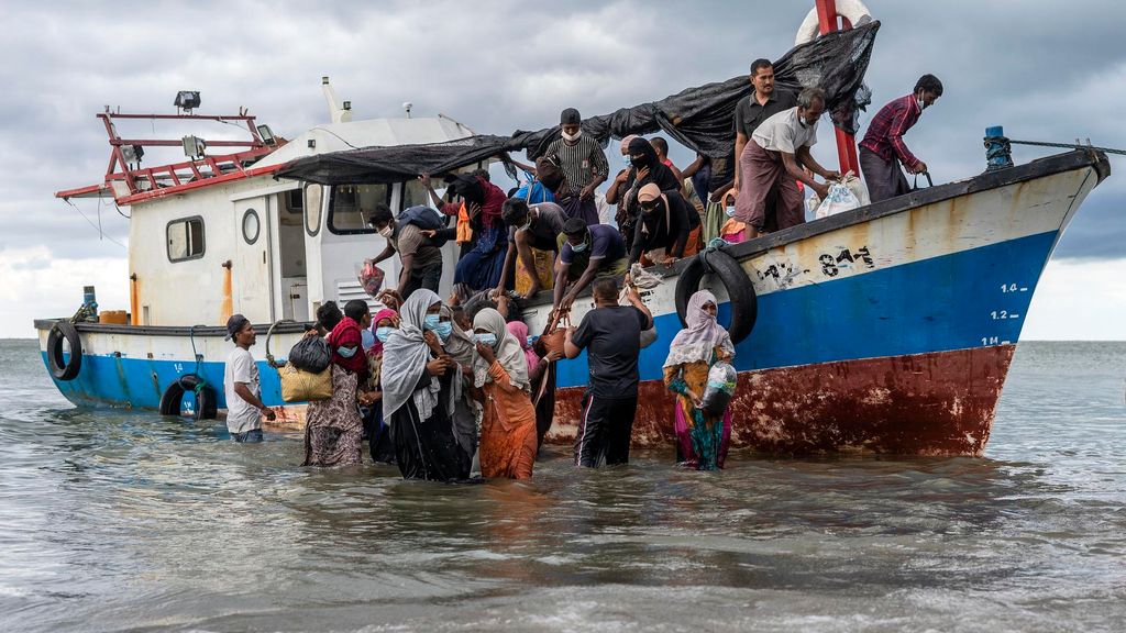 Archivo - Embarcación con refugiados rohingyas a su llegada a las costas de Indonesia