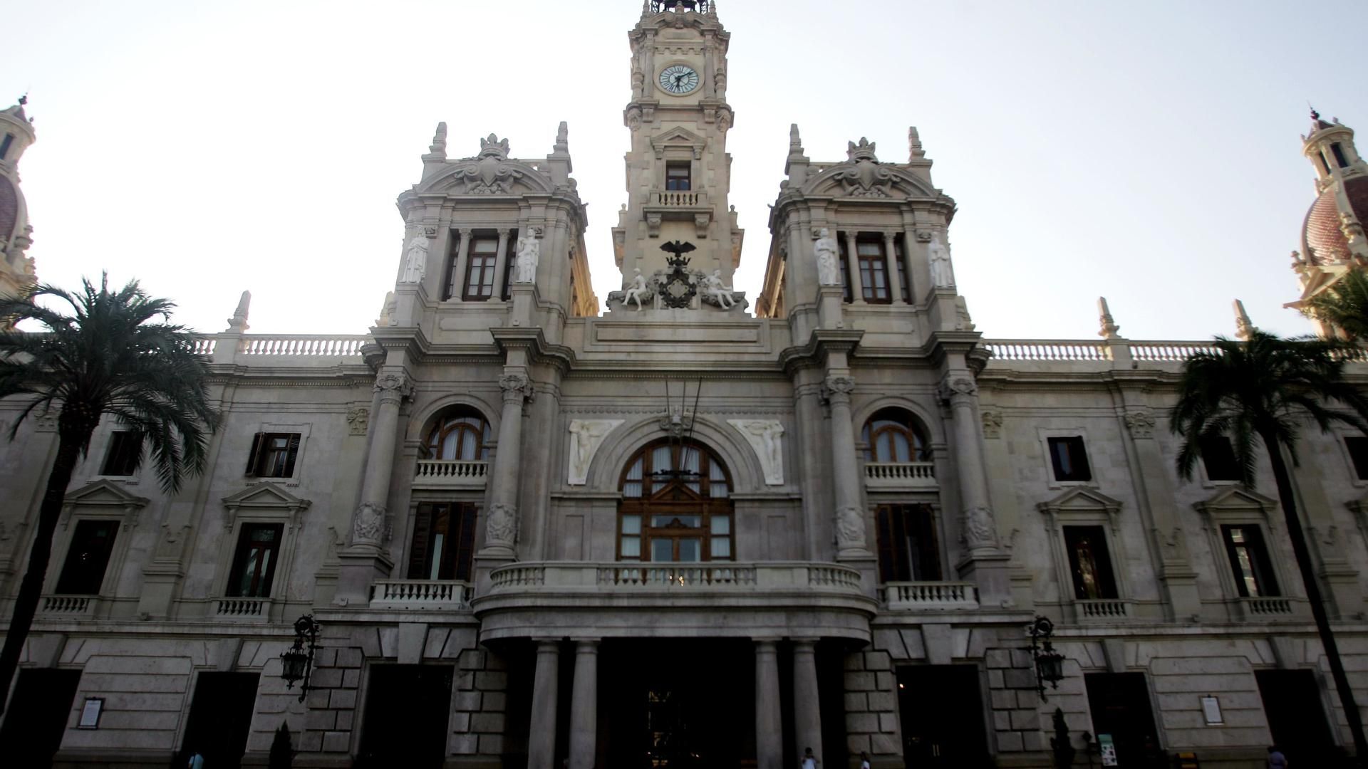 Archivo - Fachada del Ayuntamiento de Valencia