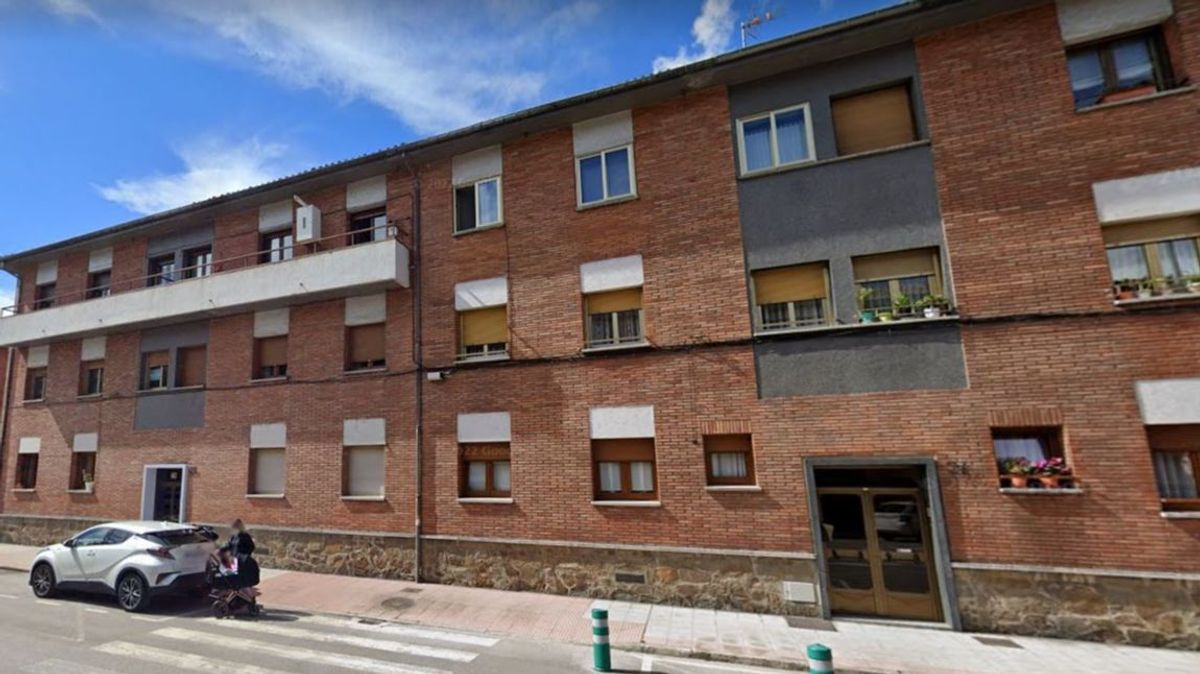 Edificio en el que han asesinado a una mujer en Mieres, Asturias